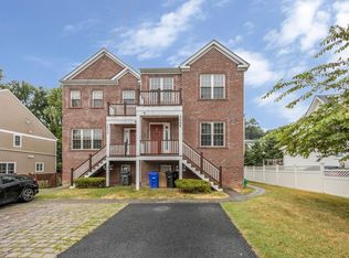2054 S Shirlington Rd #A, Arlington, VA 22204