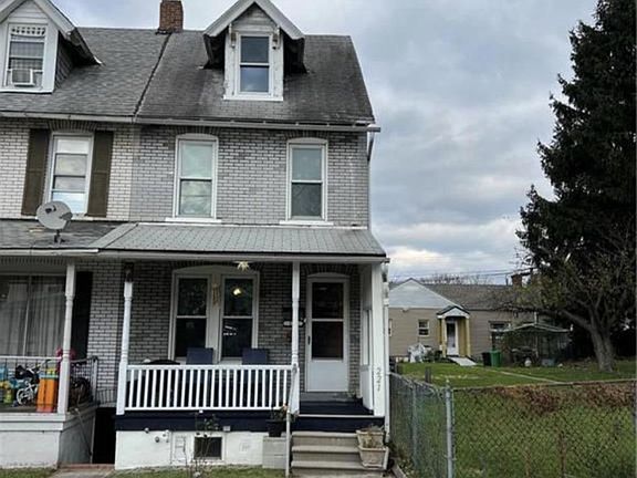 2nd image of 221 N Irving St
