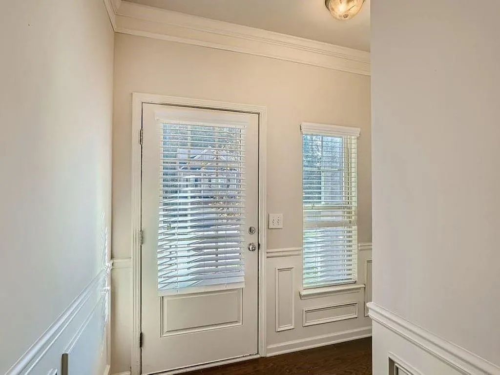 3 bed, 2.5 bath, 2012 sqft, $2,300 — Photo 3