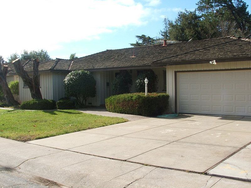 1st image of 37 Oakmore Dr