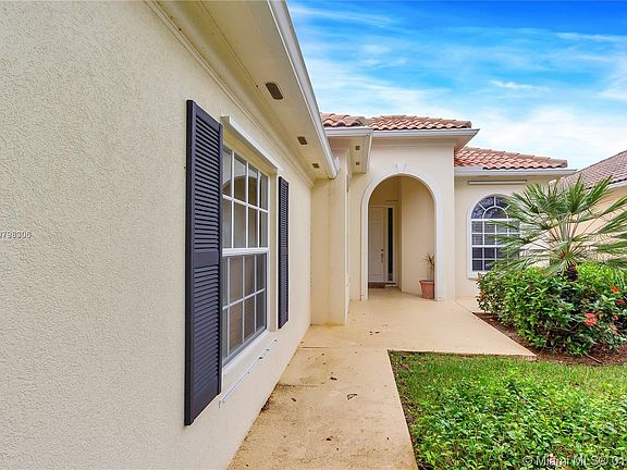 Home For Sale In Villagewalk