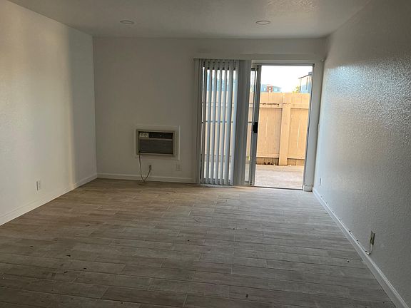 3rd image of 344 Waverly Pl APT 5