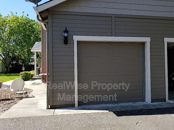 2nd image of 822 NE 8th St