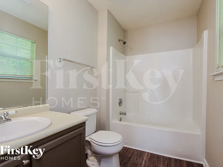 812 Silver Ct — Photo 13