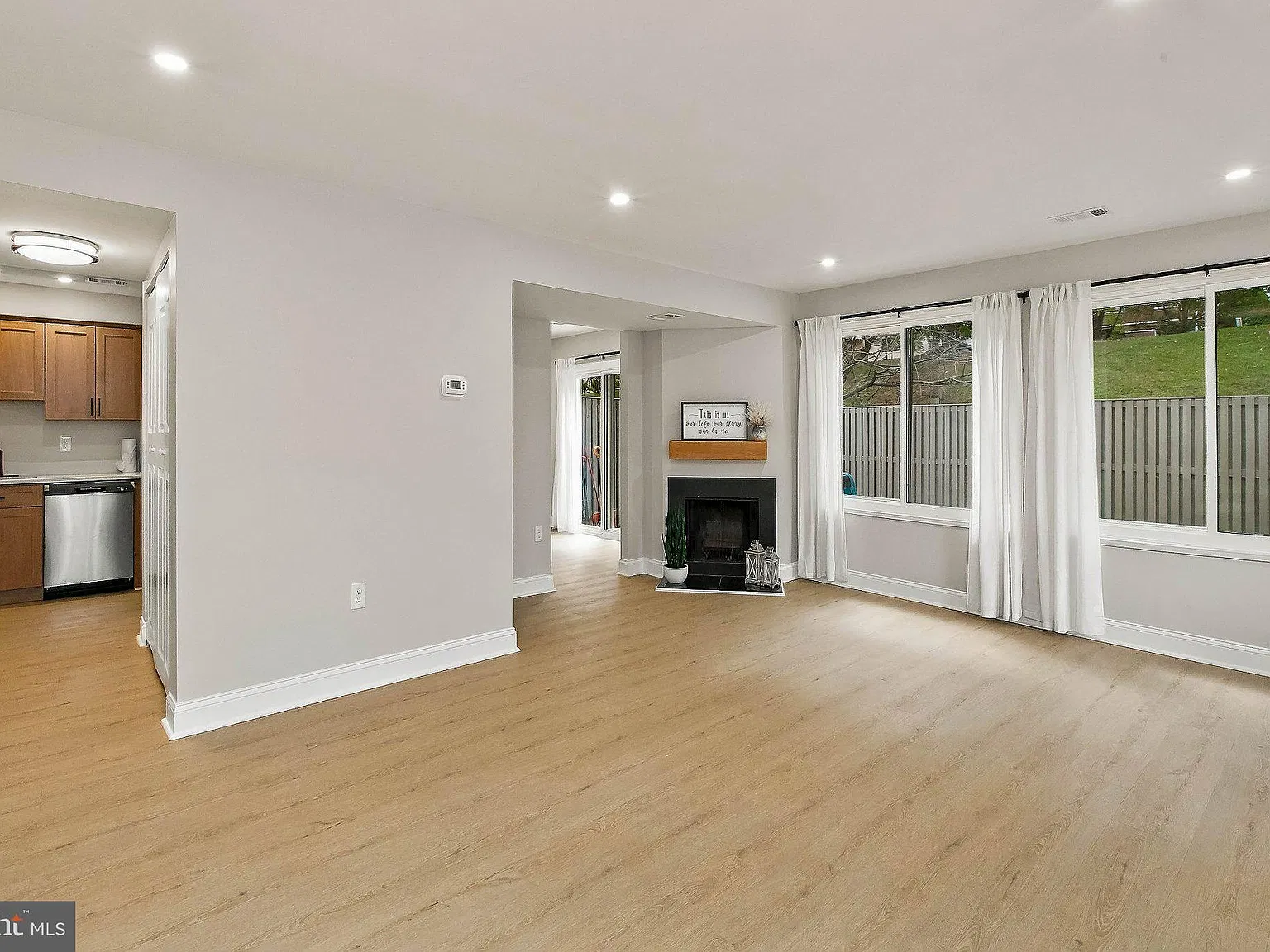 4 bed, 2.5 bath, 1464 sqft, $2,700 — Photo 2