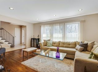 28 Chester St, Smithtown, NY 11787