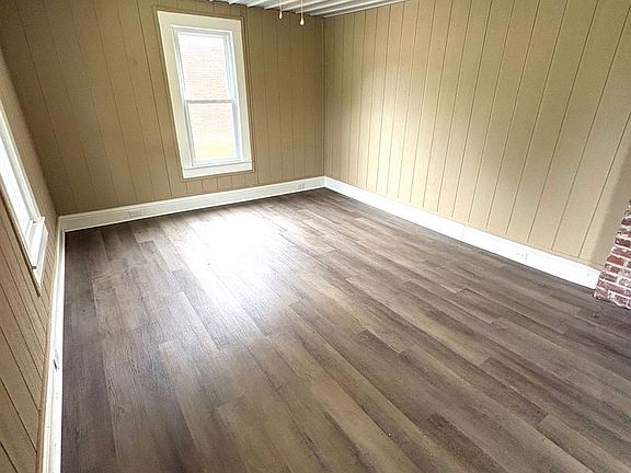 2nd image of 526 S Lewis St
