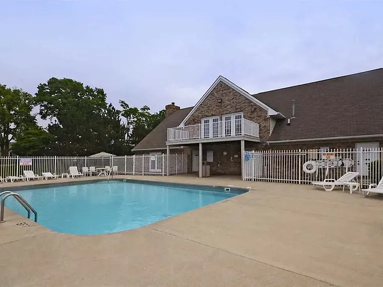 Bexley Village Apartments — Photo 41