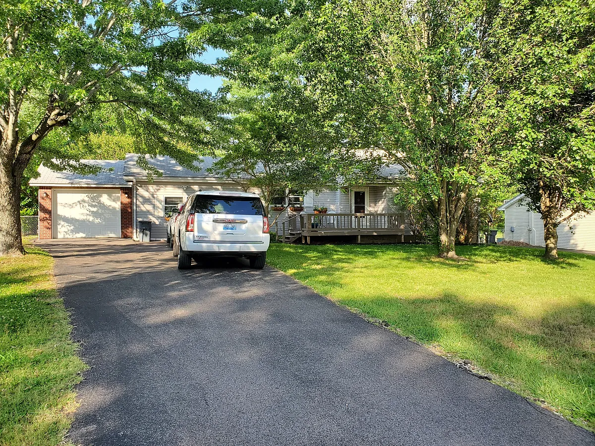 Building Photo - 1709 Oak Hill Dr