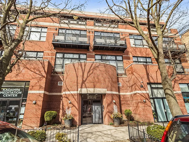 1542 N Damen/2010 W Pierce — Photo 1