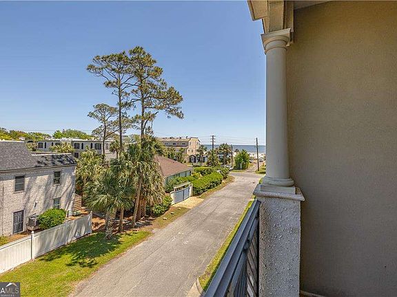 2nd image of 1015 Beachview Dr #205