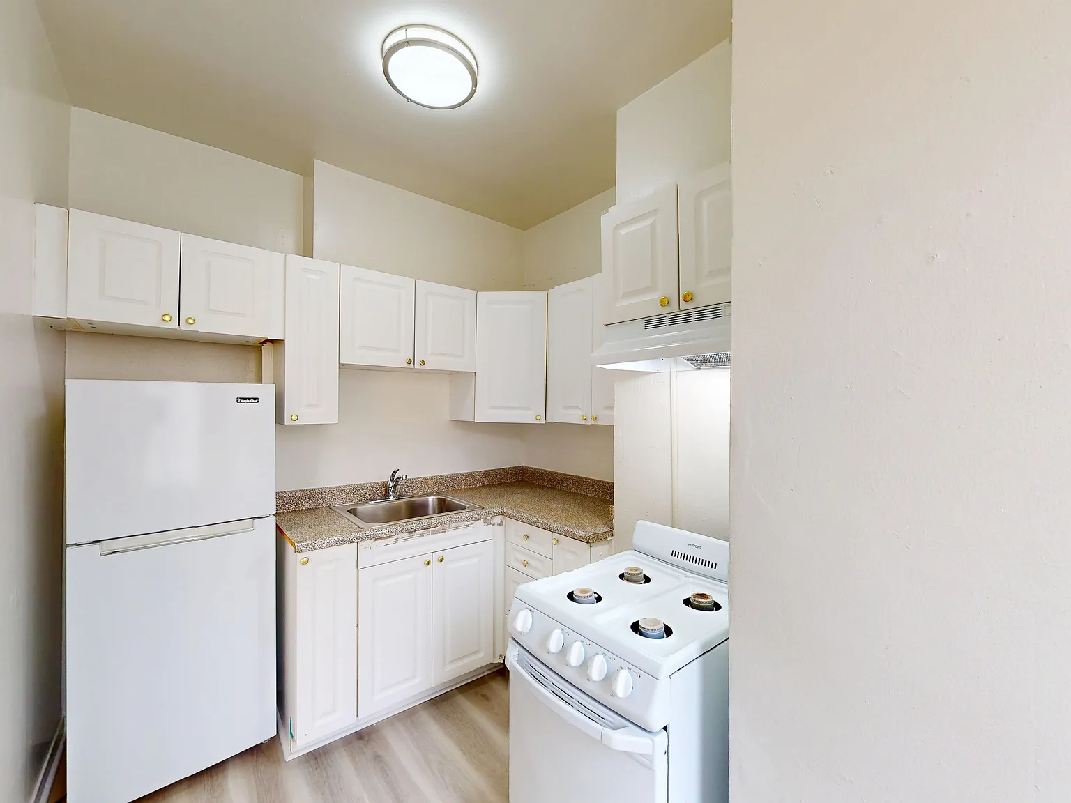 Bright SF Studio | Water & Trash Included | Shared Laundry — Photo 4