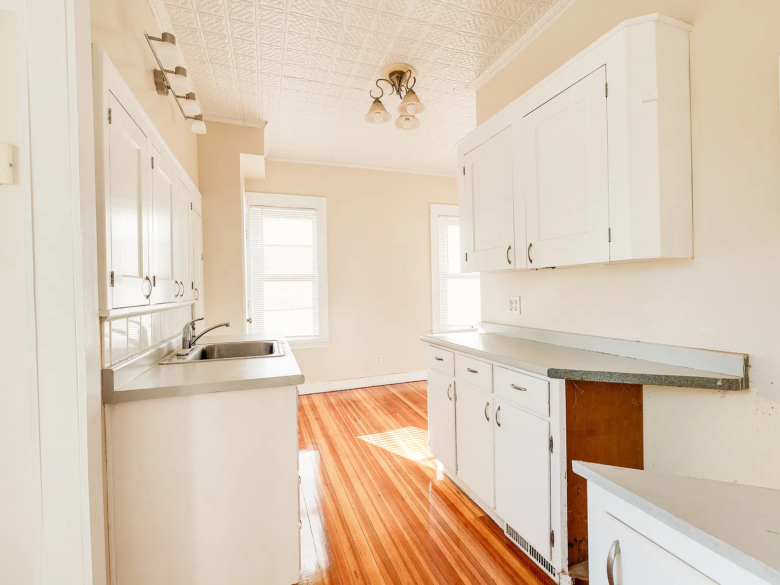 3 bed, 1300 sqft, $2,500 — Photo 4