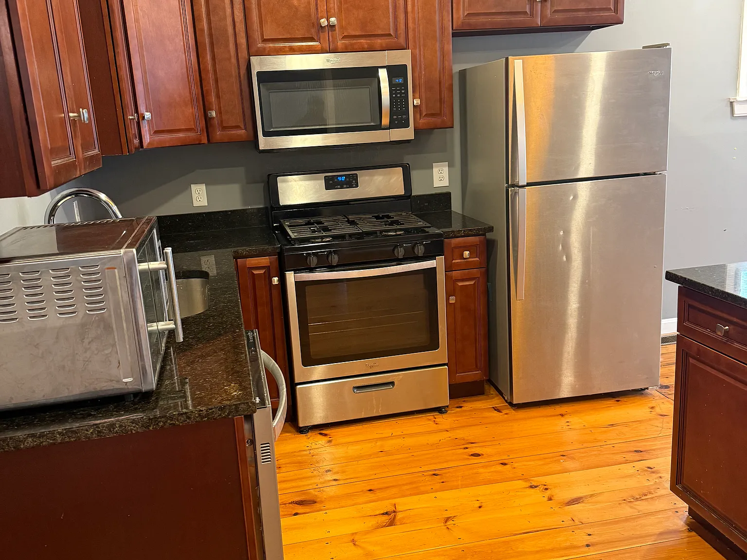 3 bed, 950 sqft, $2,100 — Photo 4