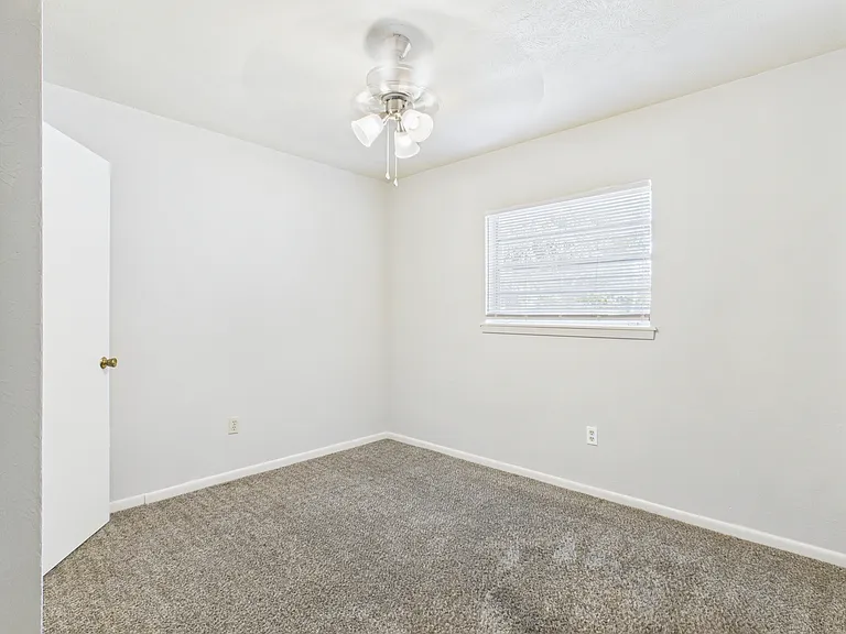 403 Boyett St N — Photo 11