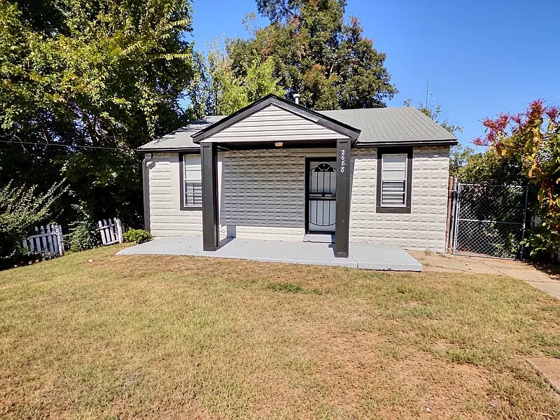 3 bed, 1.0 bath, 1242 sqft, $975 — Photo 2