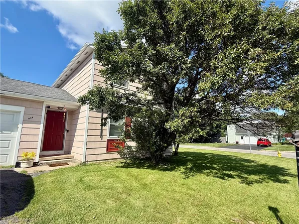 1 Woodsmeadow Ln, Rochester, NY 14623
