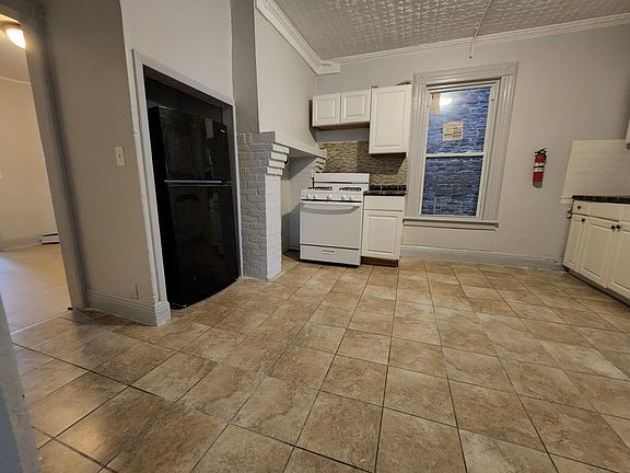 4th image of 152 Parker St Floor 2