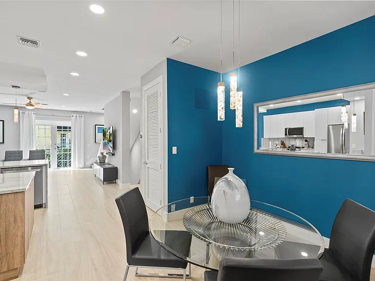 2241 NE 9th Ave — Photo 12