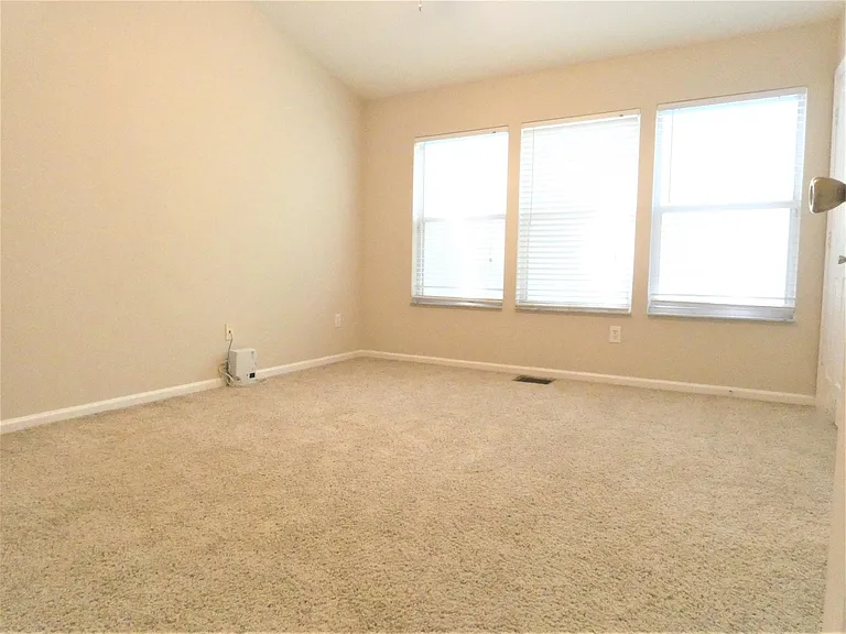 935 Vineland Pl — Photo 5