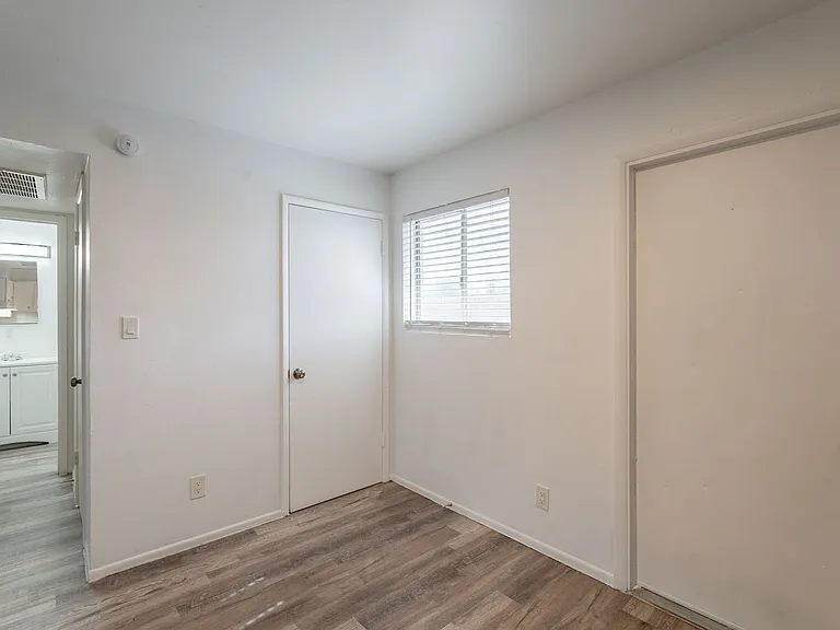 2414 W Devonshire Ave — Photo 17