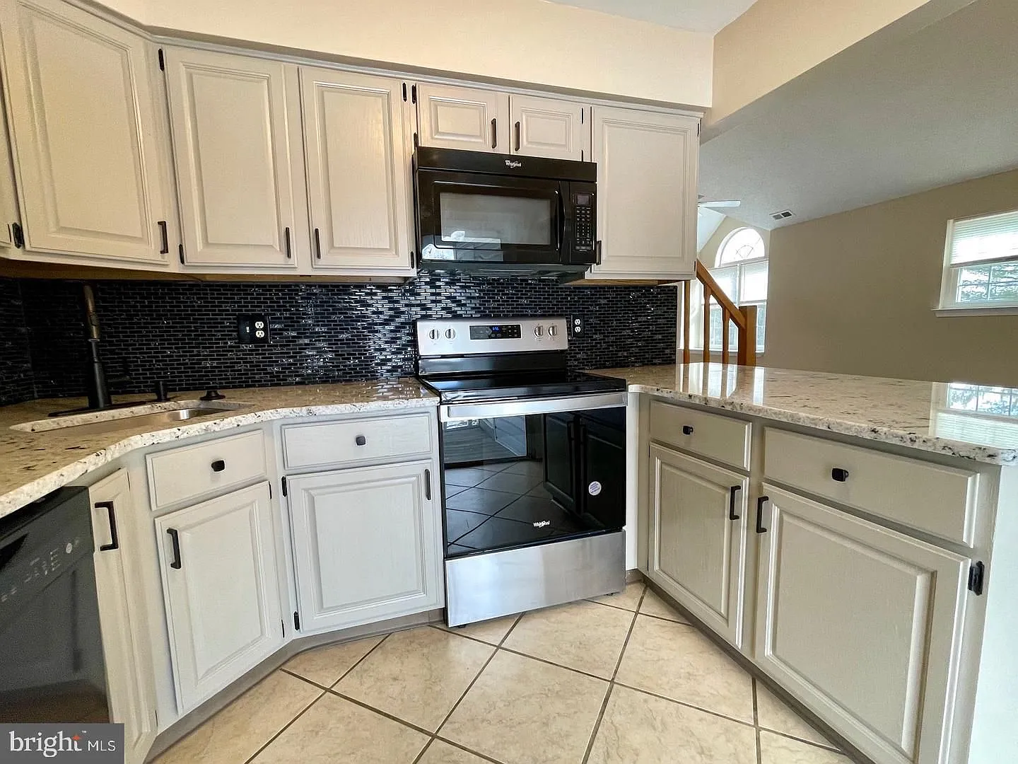 3 bed, 2.0 bath, 1356 sqft, $3,050 — Photo 4