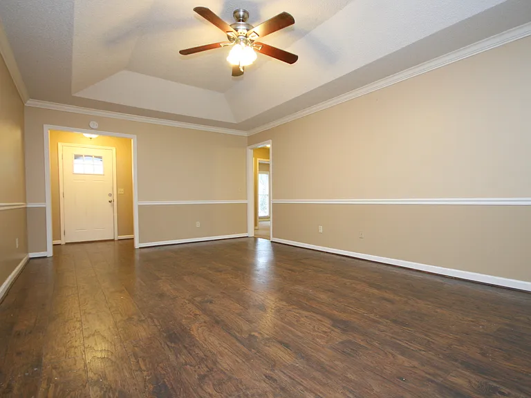 104 Hollington Dr NE — Photo 3