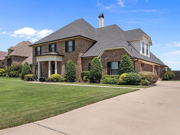 3rd image of 258 Donna Ln