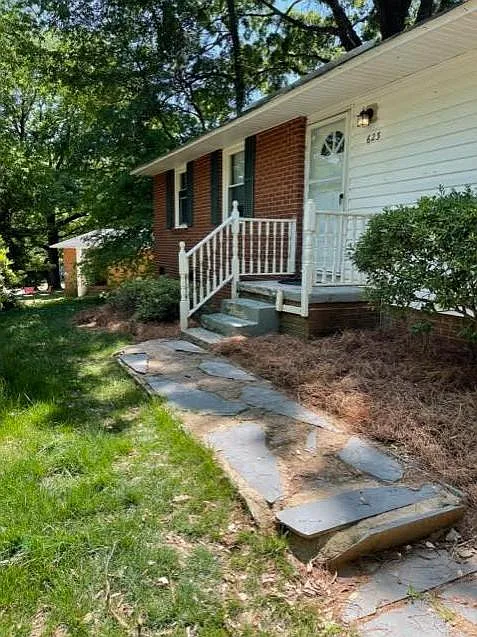 3 bed, 1100 sqft, $1,595 — Photo 3