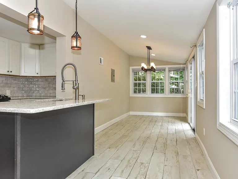 6 Standish Ln — Photo 12