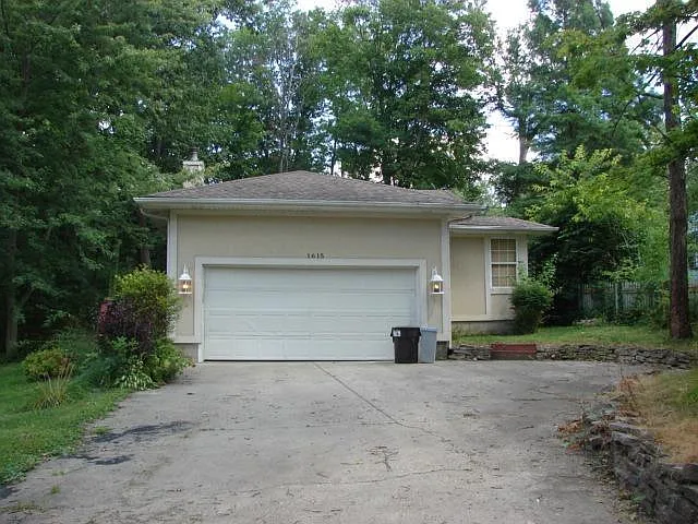 1615 Dix Rd photo 1