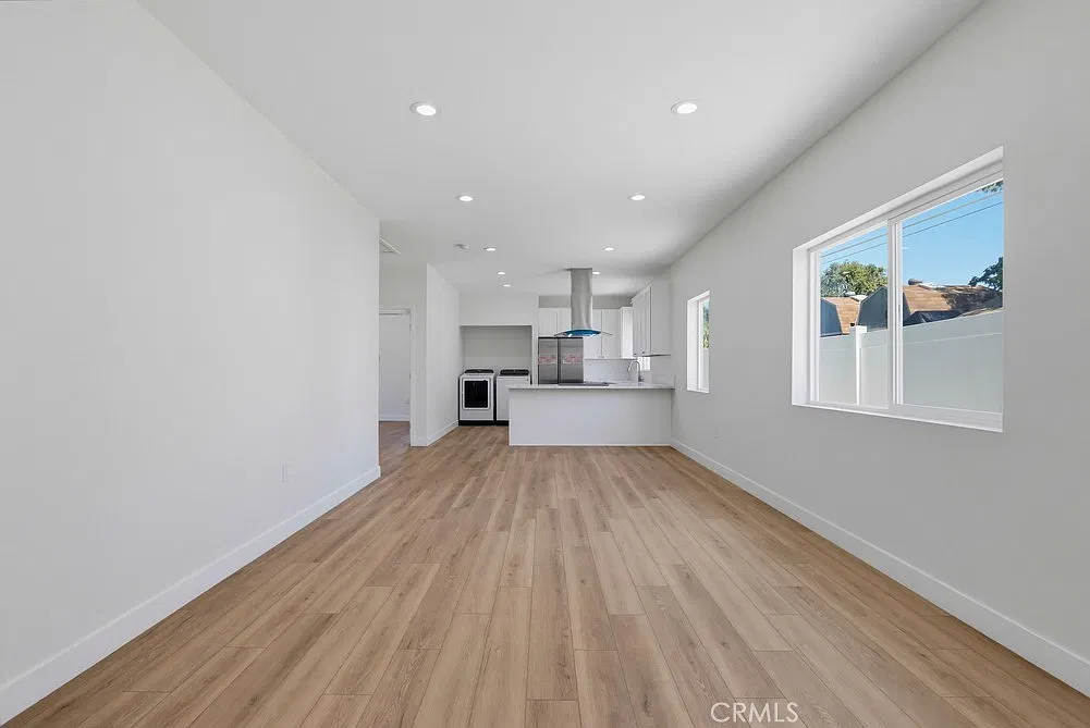 2 bed, 972 sqft, $3,500 — Photo 3