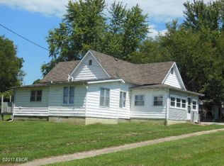 221 E Broadway St, Louisville, IL 62858