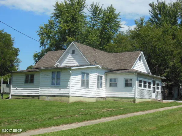 221 E Broadway St, Louisville, IL 62858