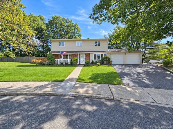 20 Bradbury Ct, Holbrook, NY 11741