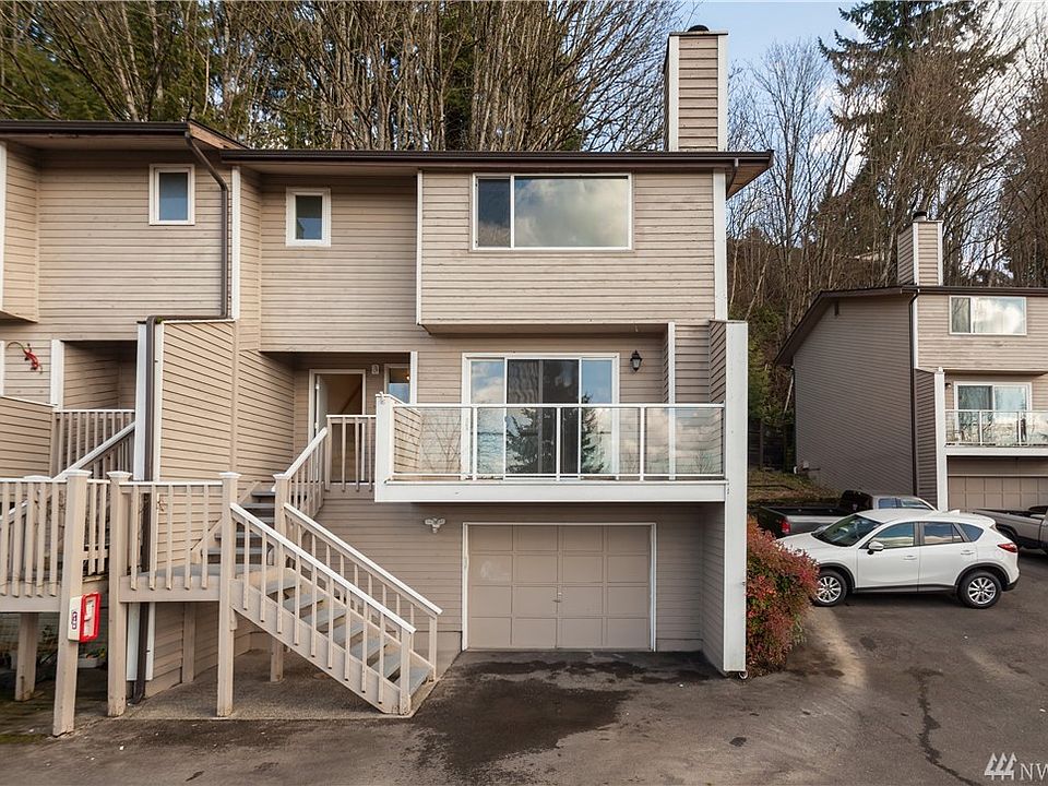 End unit condo backs to a greenbelt