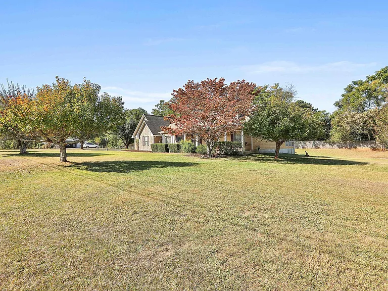 110 Hampton Woods Dr — Photo 5