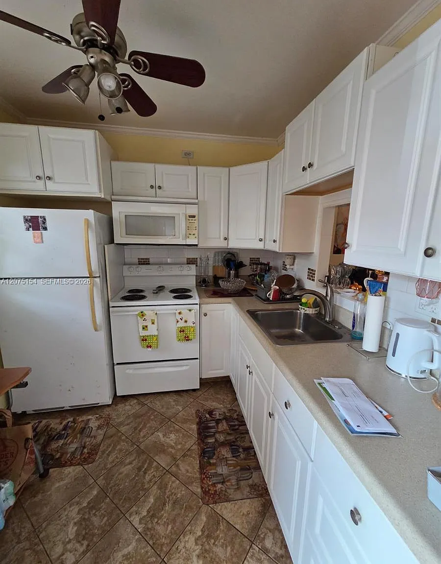 Quinsana Gardens Condo — Photo 1