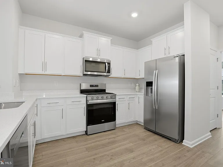 818 Bond St — Photo 10