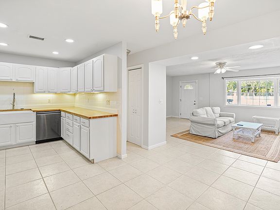 3rd image of 816 Dahlia Lane