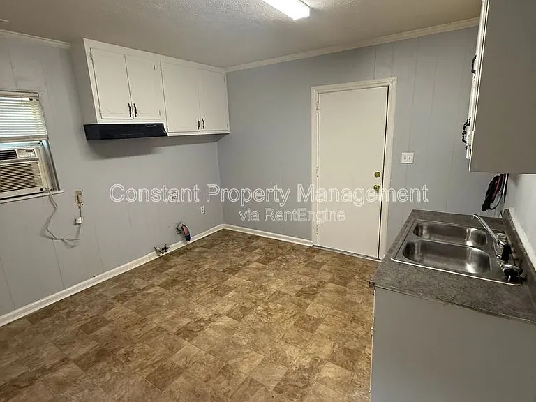 1110 Dewey St — Photo 6