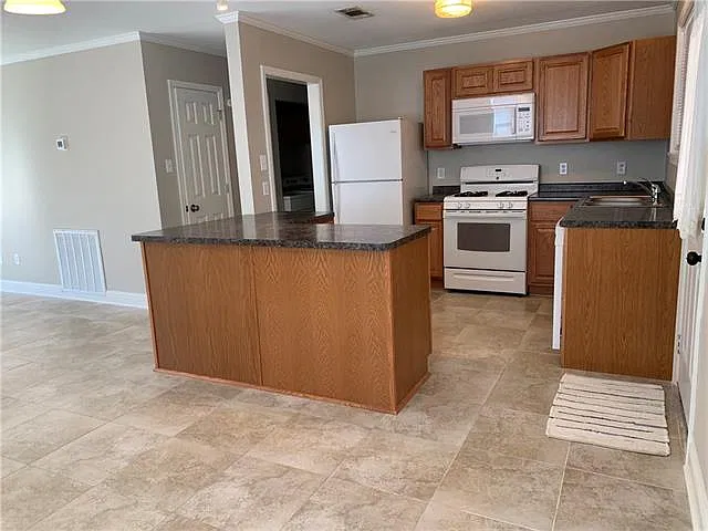 3 bed, 3.0 bath, 1200 sqft, $1,950 — Photo 4