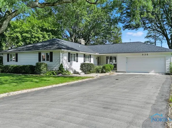 936 Country Club Dr, Fostoria, OH 44830