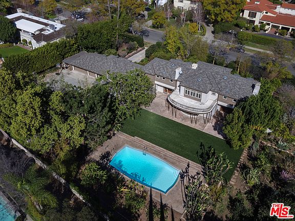 3rd image of 901 N Whittier Dr