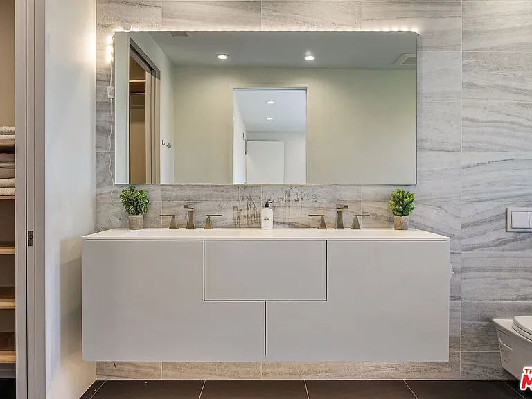 2612 Carman Crest Dr — Photo 10