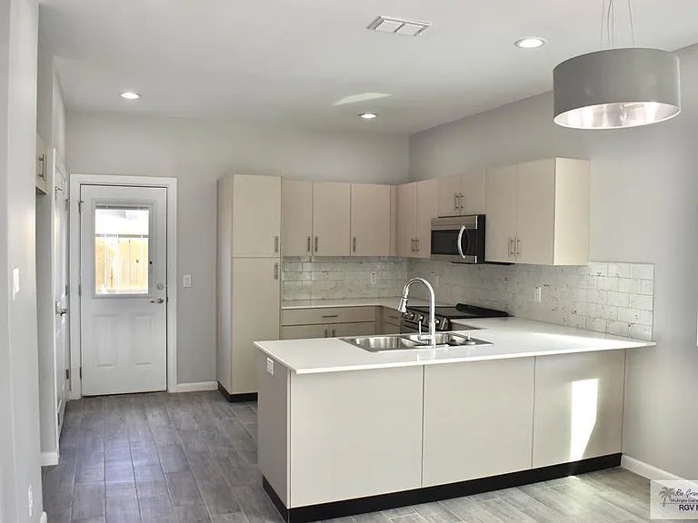 805 W Dove Ave #1 — Photo 8