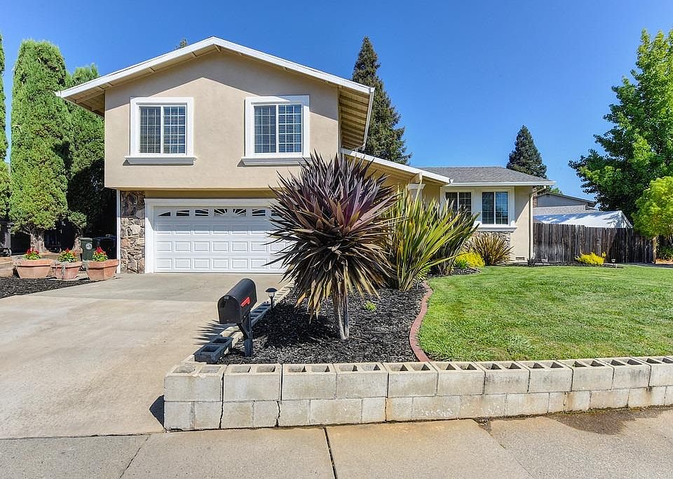2nd image of 8270 Scarlet Oak Cir