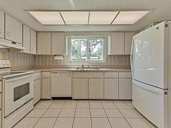 2nd image of 6 Emerald Cir