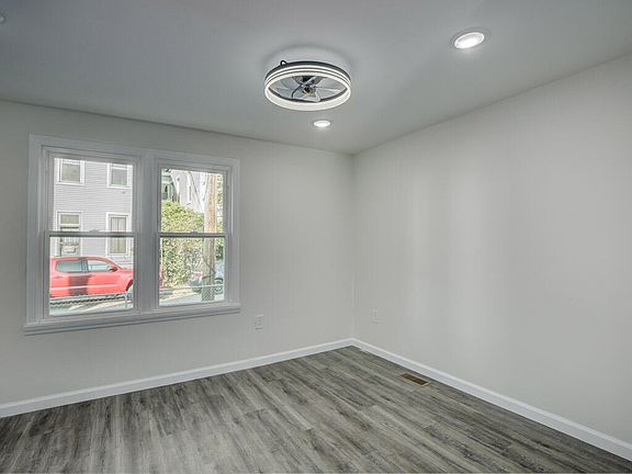 5th image of 930 York St