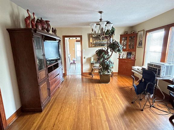 4th image of 203 W Park Ln